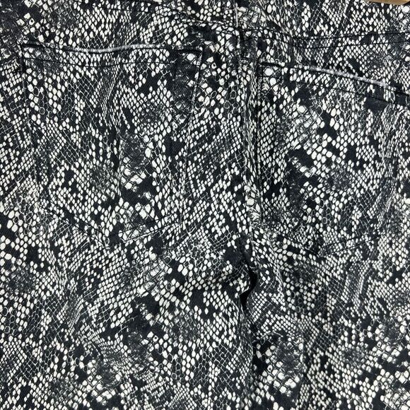 FREE PEOPLE MAGGIE MID RISE SNAKESKIN PRINTED JEANS NWT SIZE 25 DISTRESSED - Picture 3 of 7